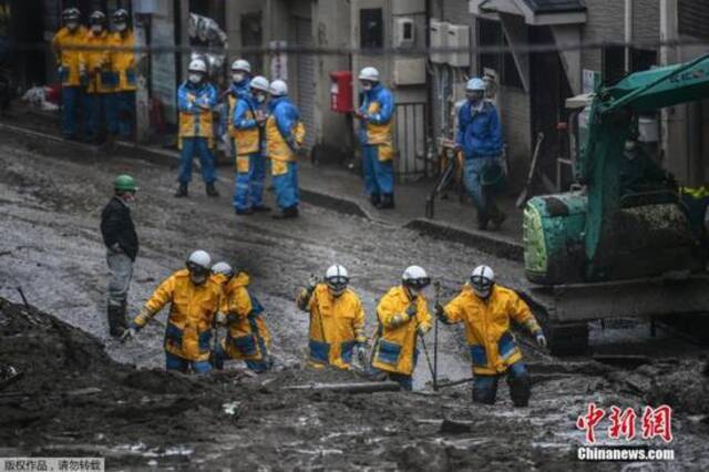 当地时间7月4日，日本静冈县热海市，大量救援队伍在热海市泥石流现场搜救。