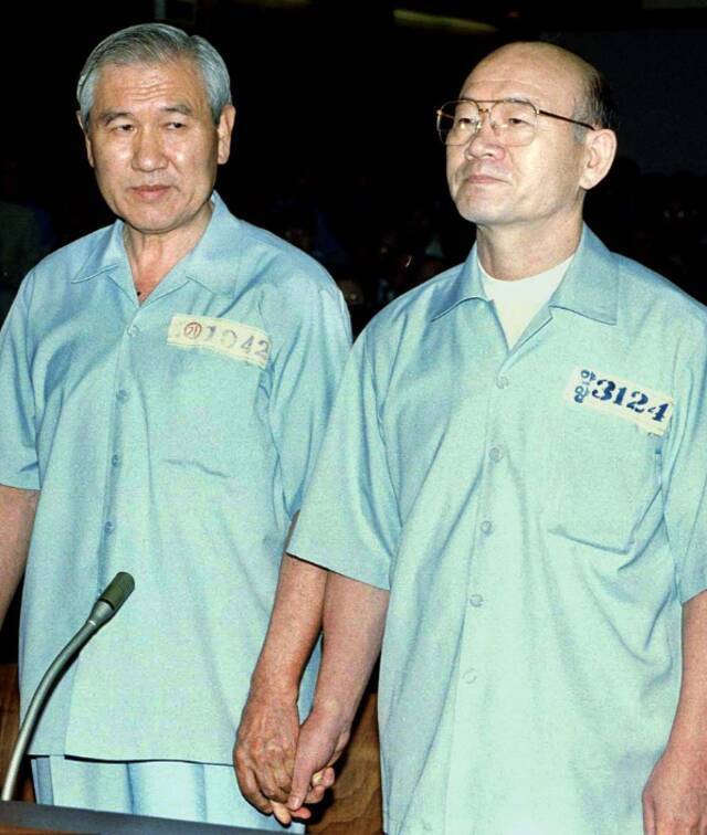  1996年，全斗焕和另一位前总统卢泰愚并肩受审。