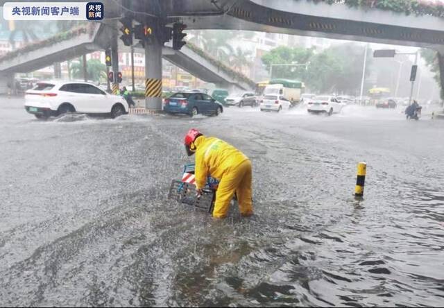 海南海口发布暴雨红色预警 城市多路段或发生内涝