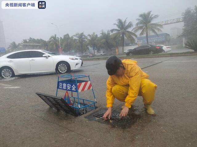 海南海口发布暴雨红色预警 城市多路段或发生内涝