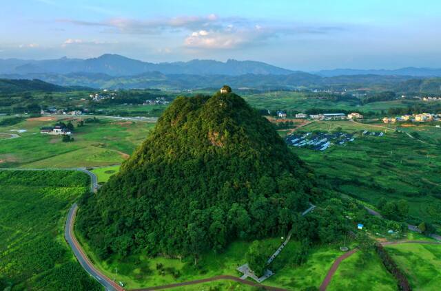 藏在贵州深山里的天然“冰箱”，夏日来这儿凉快凉快！