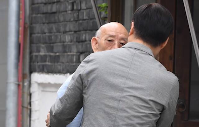 全斗焕被保镖拉进家里