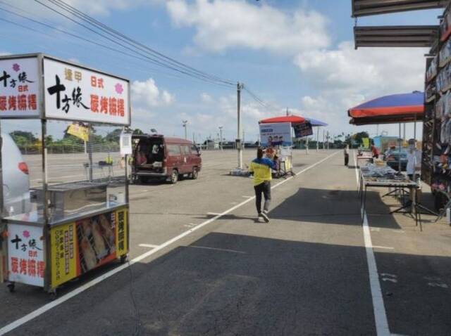 7月4日，云林县举办夜市“微解封”演练，要求各摊位加大间隔距离。（台湾中时新闻网）