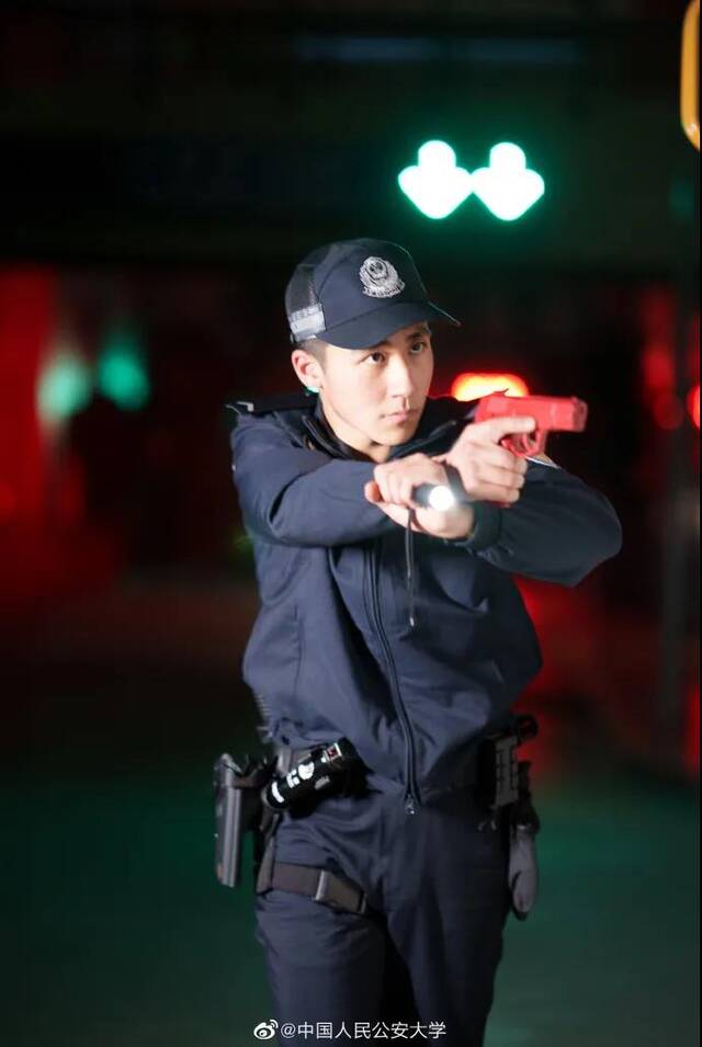 “我是警察，不怕你记！”