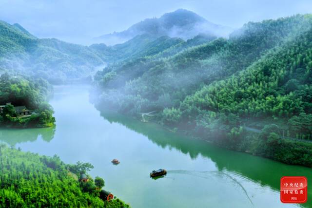 江西省上栗县上栗镇斑竹村山水清幽，景色宜人，漫山遍野绿荫葱葱，云蒸雾绕美如画。小船悠悠划过水面，激起碧波粼粼，清凉气息扑面而来。（江西省上栗县纪委监委供邓建萍摄）