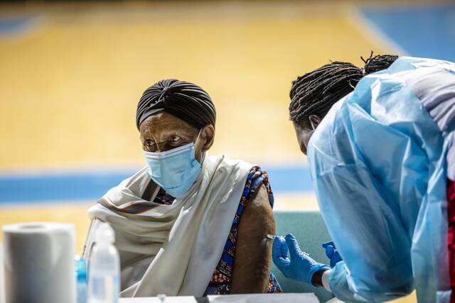一名非洲妇女接种疫苗图源：社交媒体