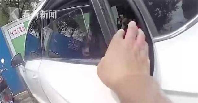 视频｜女童被闷车内拒绝援助：别开门，我妈妈快回来了