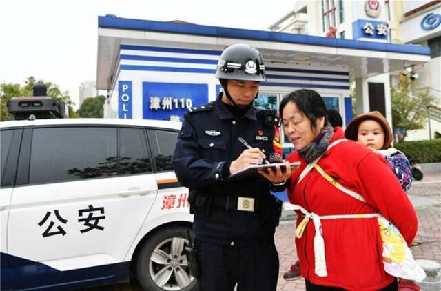 在“漳州110”警务站，民警为迷路的民众提供帮助（1月7日摄）。“漳州110”是人民群众对福建省漳州市公安局巡特警支队直属大队的简称。自1990年8月成立以来，这个代号守护了当地百姓30余年。新华社记者魏培全摄