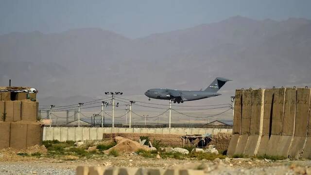 美军运输机在巴格拉姆空军基地降落