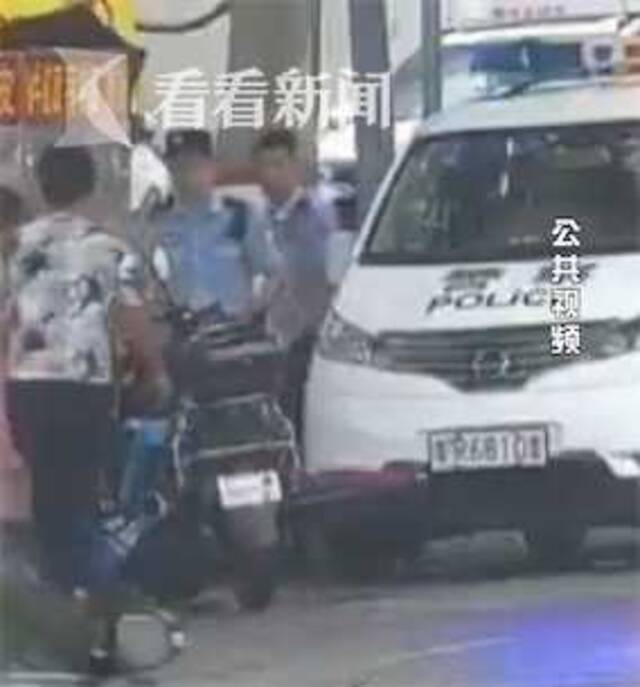 男子大白天偷交警遮阳伞：很漂亮，我摆摊需要！