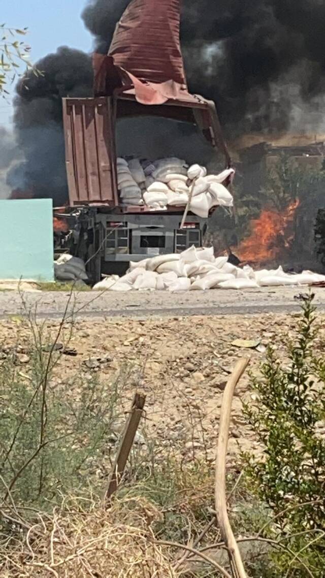 拉面粉的货车，发射火箭弹后起火