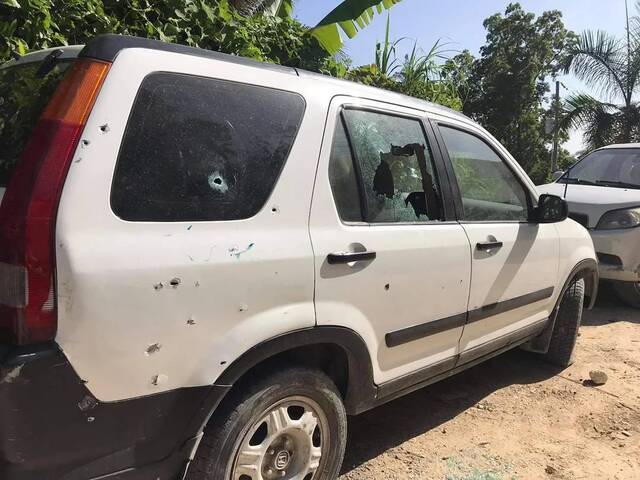 当地时间2021年7月7日，海地太子港，海地总统莫伊兹在私人寓所中遭袭身亡。图为受损的车辆。/ICphoto
