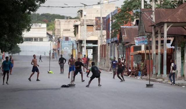 当地时间2021年7月7日，海地太子港，青少年在踢足球。/ICphoto