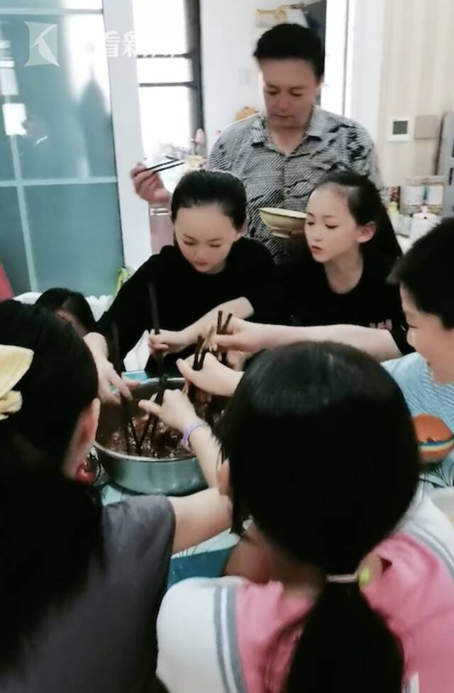 视频｜姑姑带7个孩子过暑假：打饭排队，客厅打地铺