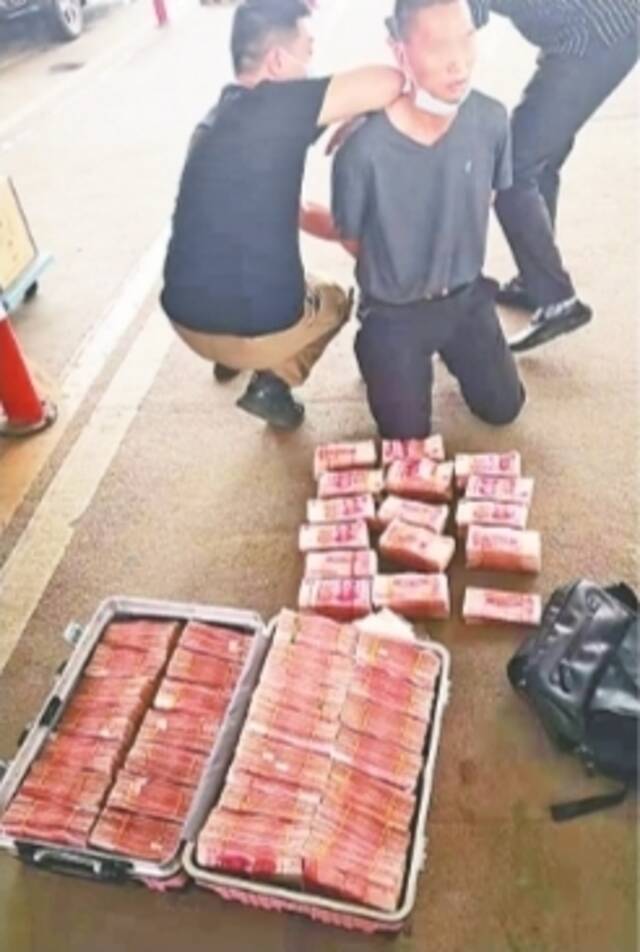 一开箱全是现金 警察在加油站拿下两个毒贩