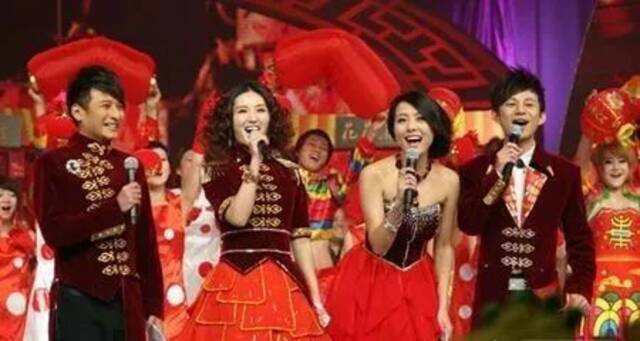·2012年湖南卫视《元宵喜乐会》，从左至右依次为李维嘉、谢娜、杨乐乐、何炅。