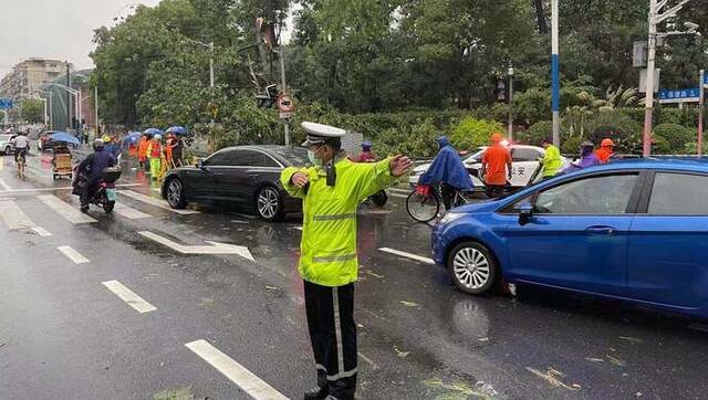 暴雨突袭上海，晚高峰多路段车行缓慢，5000余名民警值守一线排堵抢险