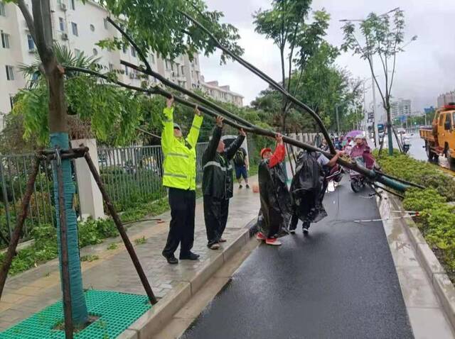 暴雨突袭上海，晚高峰多路段车行缓慢，5000余名民警值守一线排堵抢险