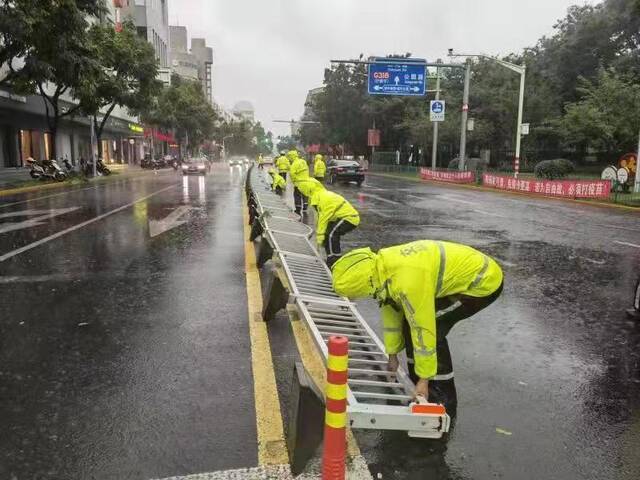 暴雨突袭上海，晚高峰多路段车行缓慢，5000余名民警值守一线排堵抢险