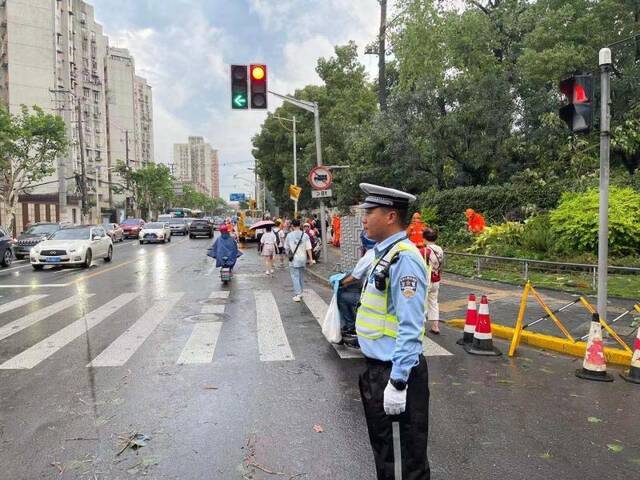 暴雨突袭上海，晚高峰多路段车行缓慢，5000余名民警值守一线排堵抢险