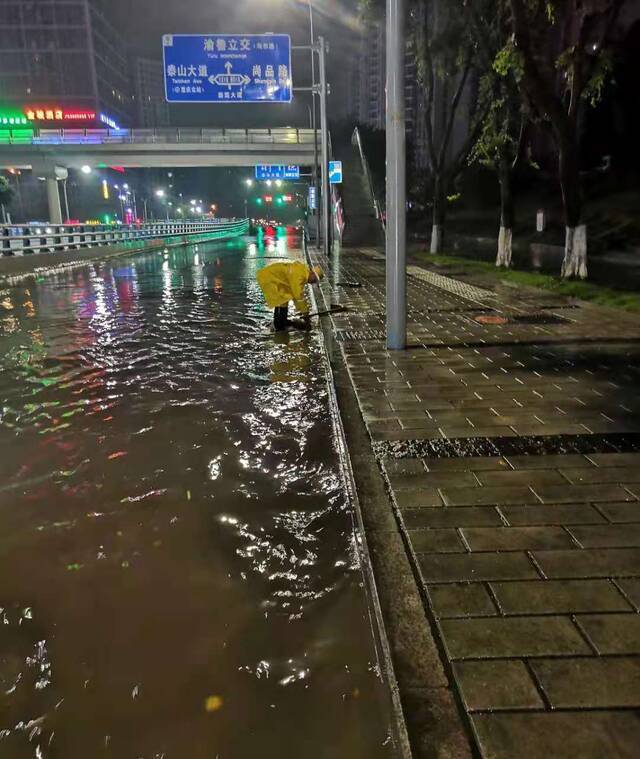 抢险人员清理渝北区渝鲁大道路面积水。重庆市住房和城乡建设委员会供图