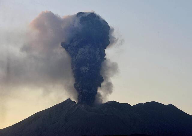 日本气象厅连发多条火山警报 提醒民众注意防范