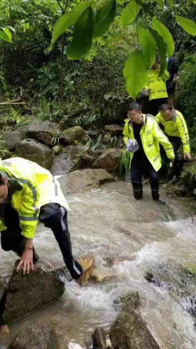 民警进山搜寻。奉节警方供图