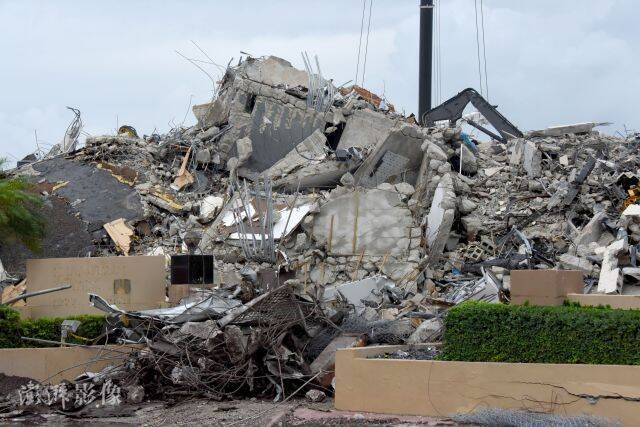 美国迈阿密大楼倒塌事故搜救行动已停止工作人员转向恢复工作（图源：澎湃影像）