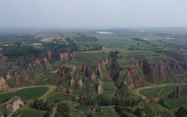 四面陡峭、顶上平坦的塬，是黄土高原独特的地貌。这里的农田被称为塬面农田，干旱缺水，千百年来依靠降水生产。新京报记者周怀宗摄