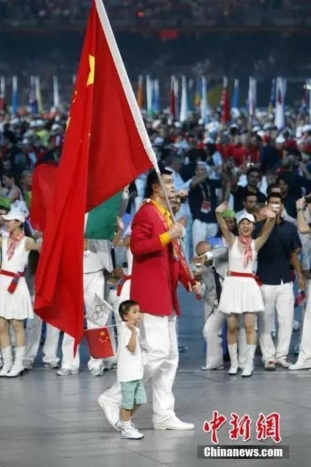 北京奥运会开幕式上，中国代表团旗手姚明。中新社记者杜洋摄