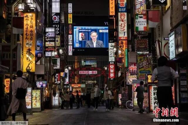 当地时间5月7日，日本政府在首相官邸召开新冠疫情防控对策本部会议，正式决定将东京都、大阪府、京都府、兵库县4都府县正在实施的紧急状态延长至5月31日，并自12日起将爱知县和福冈县也纳入紧急状态实施范围内。图为东京街头大屏幕播放紧急状态延长的通知。