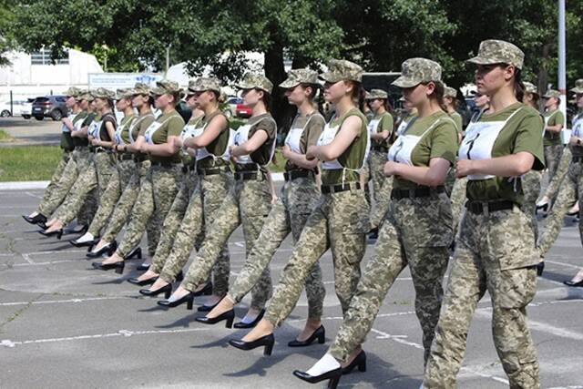 当地时间2021年7月2日，乌克兰首都基辅，乌克兰女兵穿着高跟鞋参加阅兵彩排。人民视觉图