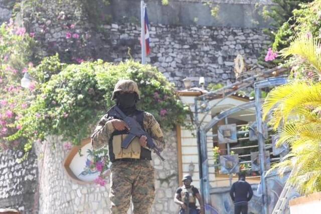 ▲在海地太子港，一名士兵在海地总统莫伊兹的住所旁执勤图据法新社