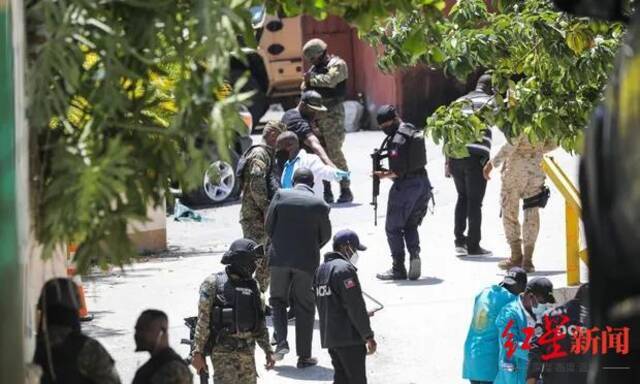 ▲海地警察和法医人员在总统官邸外寻找证据图据美联社