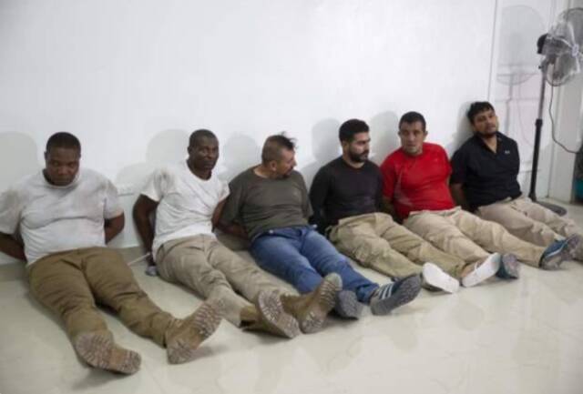 ▲被捕的参与暗杀海地总统的袭击者，包括美国人索洛奇（左一）和文森特（左二）图据环球网