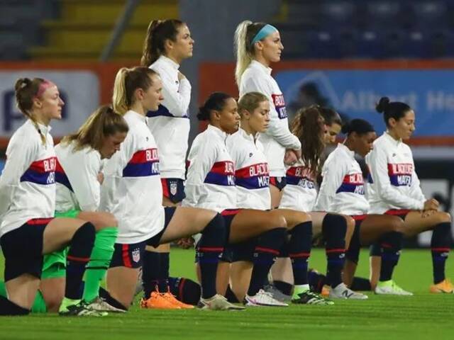 2019年11月，美国国家女子足球队9名球员在奏国歌时跪地抗议。