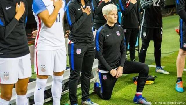 2016年，美国女足运动员梅根·拉皮诺在奏国歌时单膝跪地。