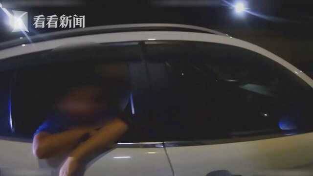 司机高速公路隧道里停车睡觉 车上载着一家人