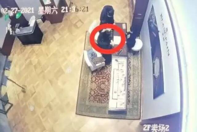 女子试戴21万手表时滑落受损 商家索赔3万元维修费 法院判了