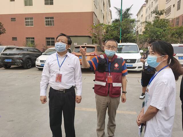 今年4月，吴浩（中）在云南瑞丽指导疫情防控工作。受访者供图