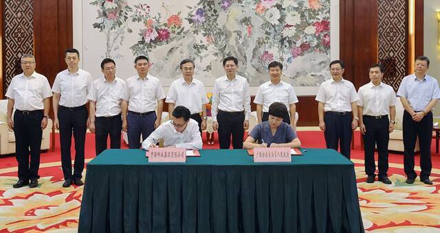自治区政府与中国邮政集团开展促进乡村振兴战略合作