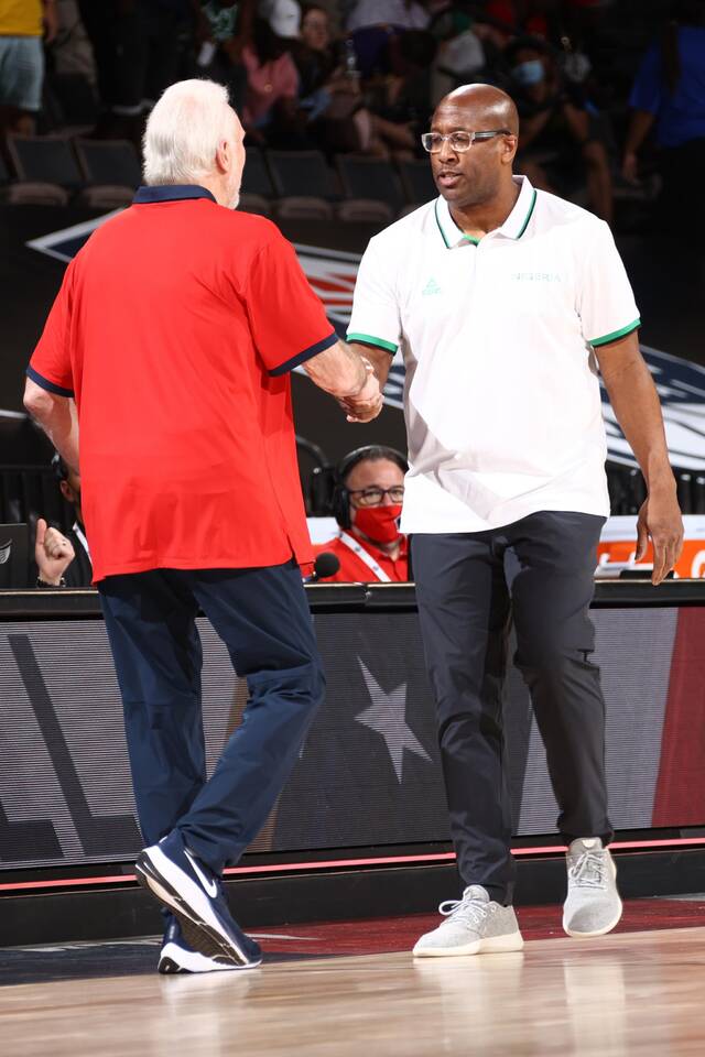 波波维奇祝贺尼日利亚主帅麦克·布朗，后者是NBA金州勇士助教、前骑士队主教练。
