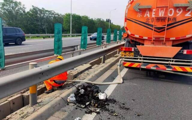 降雨前，首发养护已安排人员清理了高速公路沿线的排水沟。首发养护供图