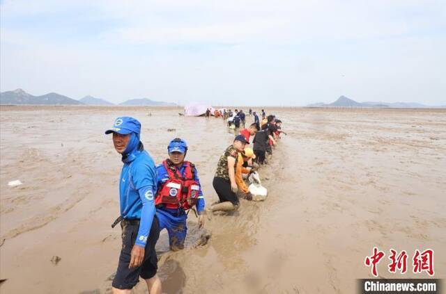 浙江温岭救护瓜头鲸现场台州消防供图