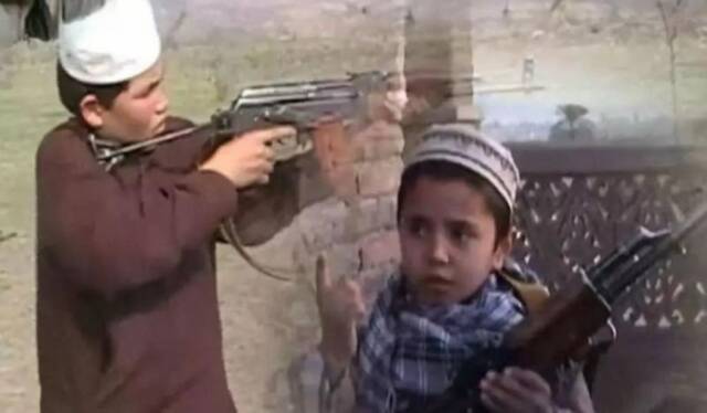 图为英媒报道的疑似塔利班训练“娃娃兵”。