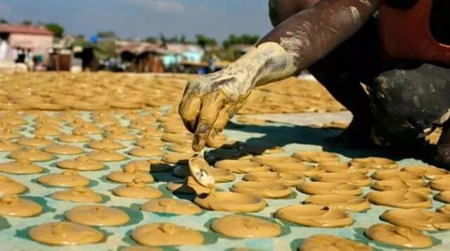 海地穷人食用的“泥饼干”