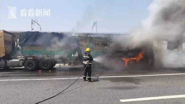 大货车高速上爆胎起火 32吨西瓜被烤“熟”