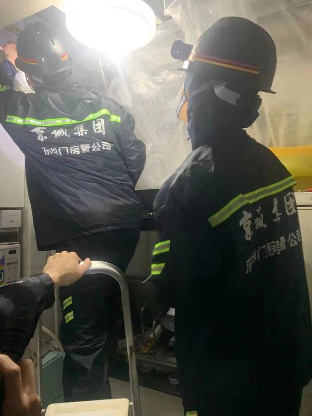 全天候守护居民安全！暴雨前北京东城对平房院解危排险