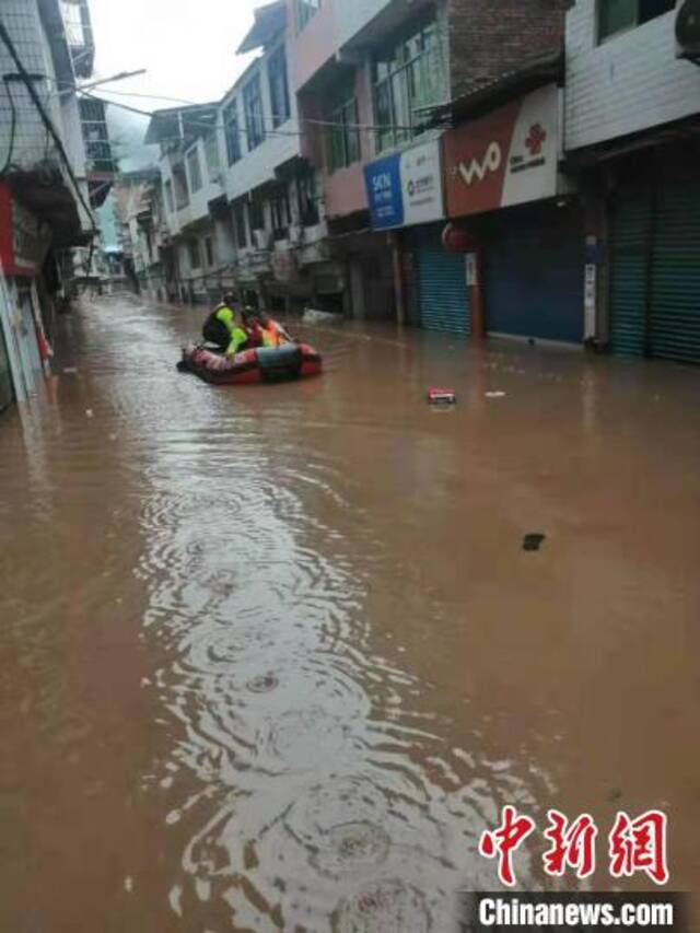 四川达州城区暴雨致多处道路积水严重 城市公交线路停运