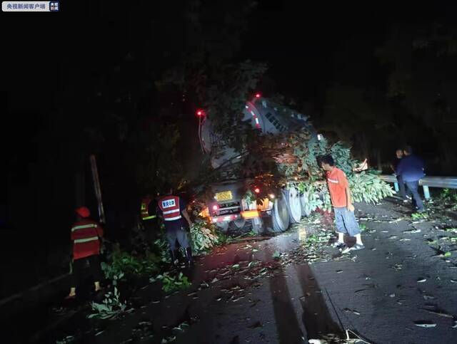 强降雨来袭！重庆渝北多地道路受阻、城区积水